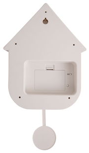 Rückansicht einer weißen Wanduhr in Form eines Hauses mit Batteriefach und Aufhängung.
