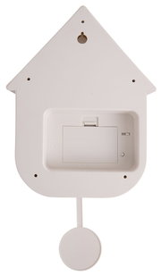 Rückansicht einer weißen Wanduhr in Form eines Hauses mit Batteriefach und Aufhängung.