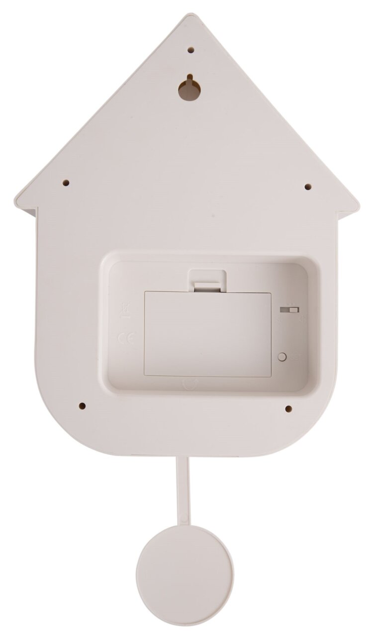 Rückansicht einer weißen Wanduhr in Form eines Hauses mit Batteriefach und Aufhängung.