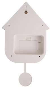Rückansicht einer weißen Wanduhr in Form eines Hauses mit Batteriefach und Aufhängung.