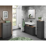 Moderne Badezimmerkommode in dunklem Grau mit Holzoberfläche, frontal abgebildet in einem stilvollen Badezimmer mit grauen Fliesen und grünen Akzenten.