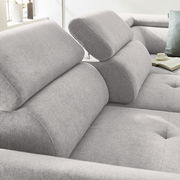 Graue Eckgarnitur mit verstellbaren Kopfstützen, Nahaufnahme von der Seite