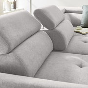 Graue Eckgarnitur mit verstellbaren Kopfstützen, Nahaufnahme von der Seite