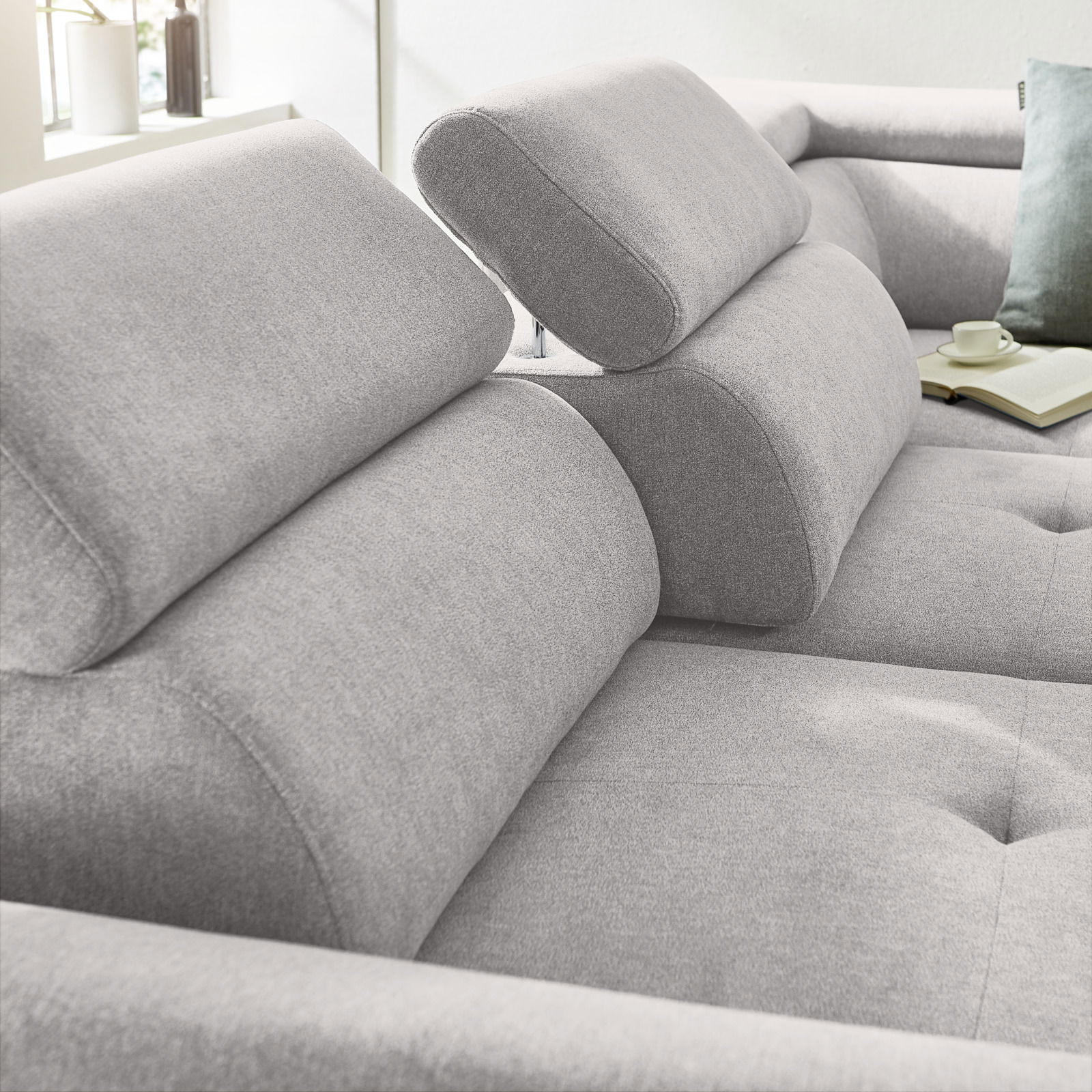 Graue Eckgarnitur mit verstellbaren Kopfstützen, Nahaufnahme von der Seite