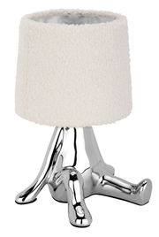 Tischleuchte mit einem glänzenden, chromfarbenen Sockel und einem cremefarbenen, texturierten Lampenschirm. Perspektive: Frontalansicht.