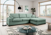 Mintgrünes L-förmiges Ecksofa mit rechter Ottomane in modernem Wohnzimmer, Frontansicht in leichter Schrägperspektive von vorn.