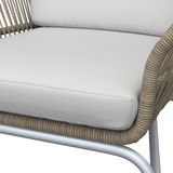 Nahaufnahme eines Relaxsessels mit hellgrauem Kissen und geflochtenem Seilrahmen, seitliche Perspektive.