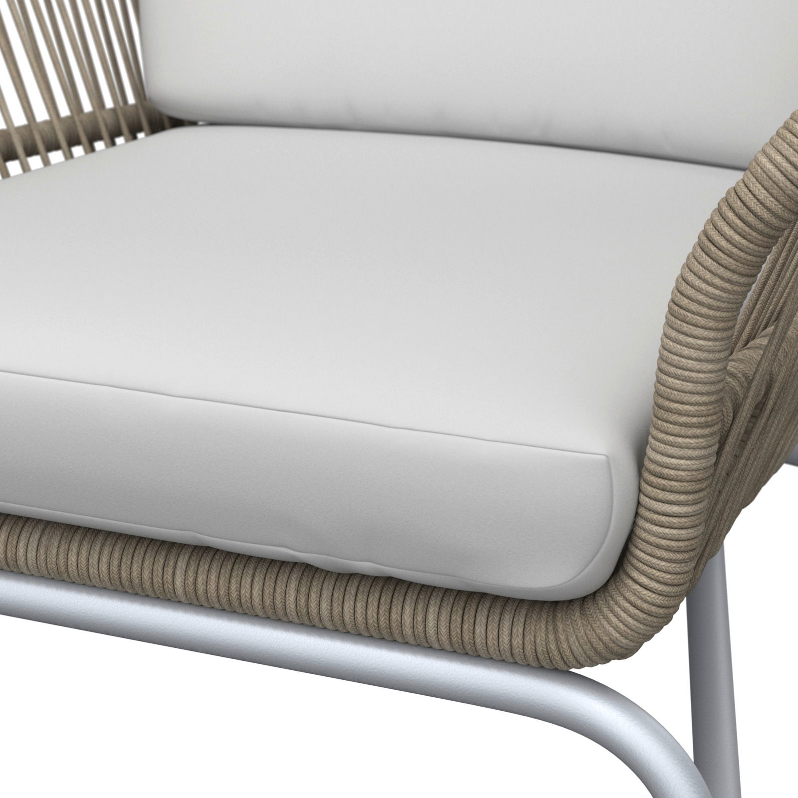 Nahaufnahme eines Relaxsessels mit hellgrauem Kissen und geflochtenem Seilrahmen, seitliche Perspektive.