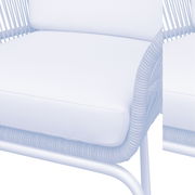 Nahaufnahme eines Relaxsessels mit hellgrauem Kissen und geflochtenem Seilrahmen, seitliche Perspektive.