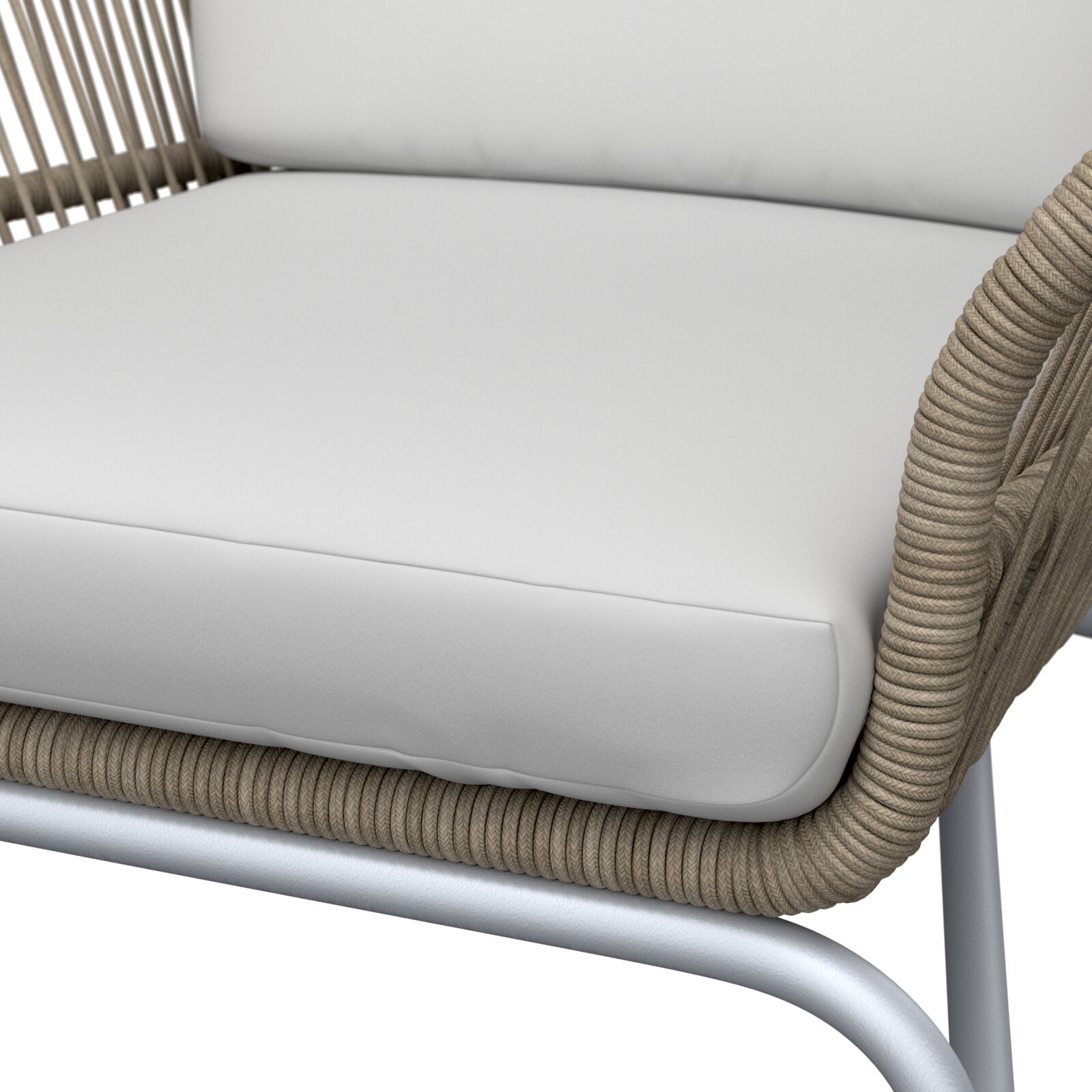 Close-up van een relaxfauteuil met een lichtgrijs kussen en een gevlochten frame, gezien vanaf de zijkant.