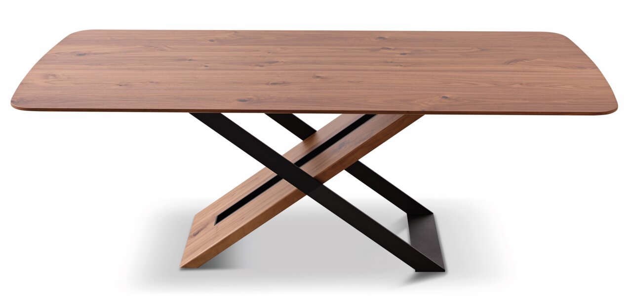 Moderner Esstisch mit Holzplatte und schwarzem Metallgestell in X-Form, seitliche Perspektive.