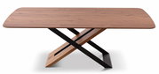 Moderne eettafel met houten blad en zwart metalen onderstel in X-vorm, zijaanzicht.