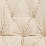 Nahaufnahme eines gesteppten, cremefarbenen Stoffes mit feinen Streifen, perspektivisch von oben betrachtet.