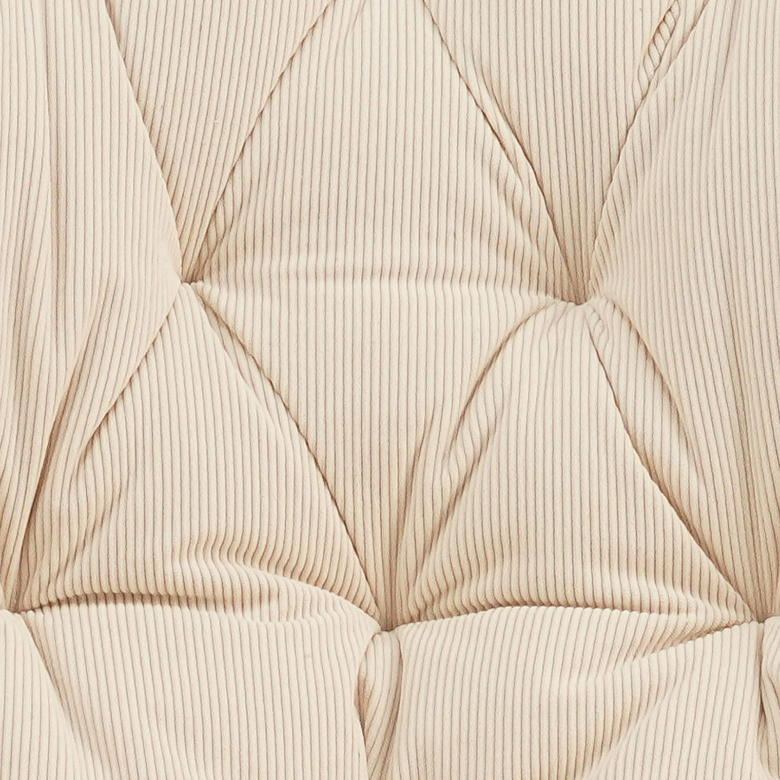 Osca Stuhl CLAUDIO Nahaufnahme eines gesteppten, cremefarbenen Stoffes mit feinen Streifen, perspektivisch von oben betrachtet.