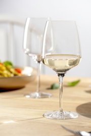 Weißweinglas 360ml CESTI auf einem gedeckten Tisch, seitliche Perspektive