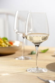 Weißweinglas 360ml CESTI auf einem gedeckten Tisch, seitliche Perspektive