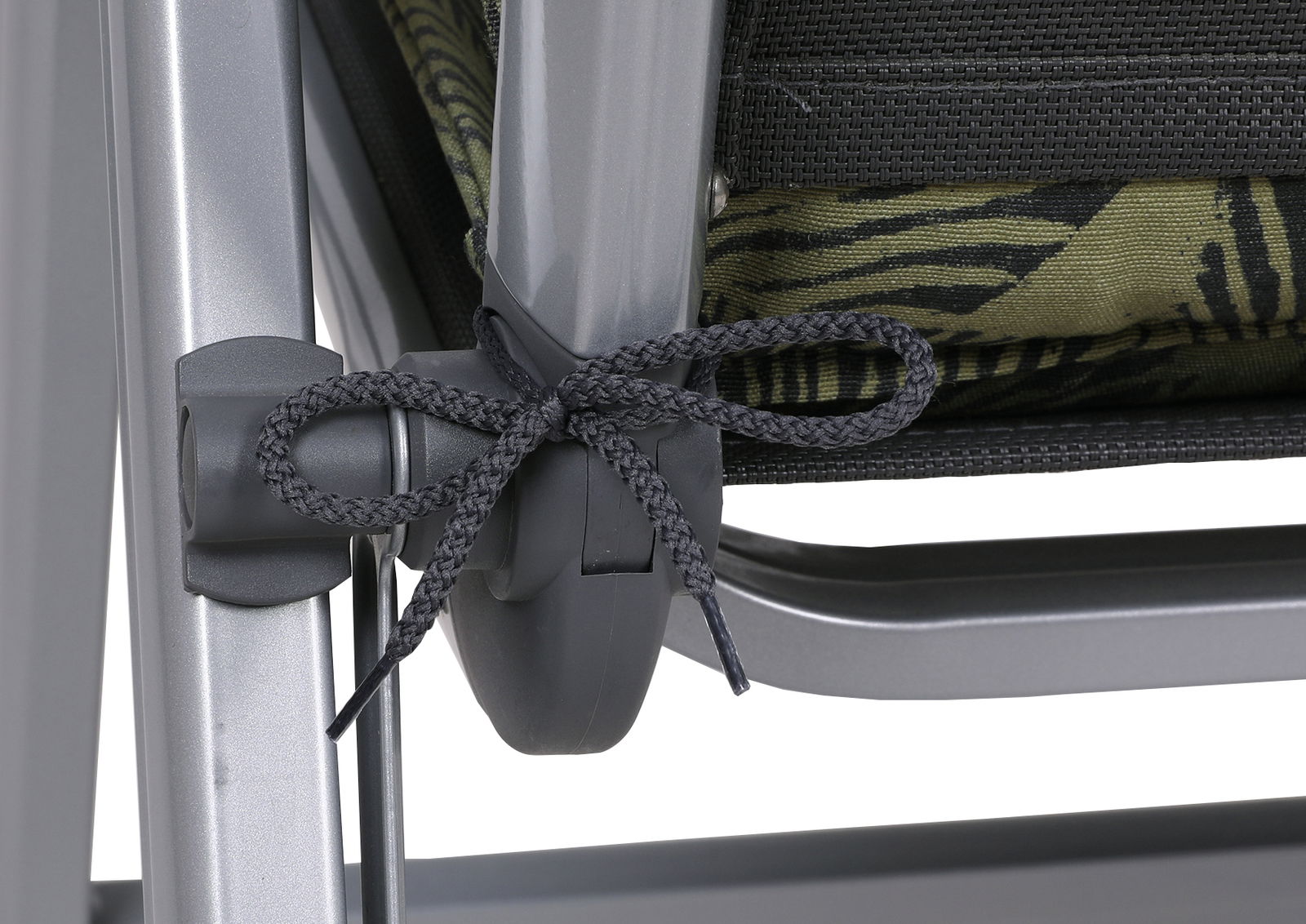 Nahaufnahme einer Sesselauflage mit grauem Gestell und grün-schwarzem Stoffmuster, seitliche Perspektive.