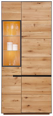 Vitrine mit Beleuchtung aus Holz, frontal fotografiert, mit Glastüren und dekorativen Gläsern im Inneren.