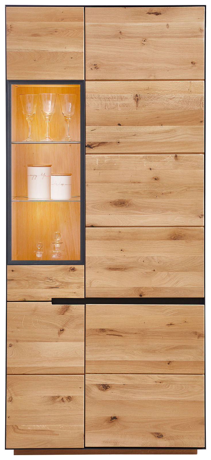 Vitrine mit Beleuchtung aus Holz, frontal fotografiert, mit Glastüren und dekorativen Gläsern im Inneren.