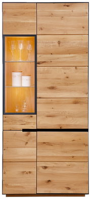 Vitrine mit Beleuchtung aus Holz, frontal fotografiert, mit Glastüren und dekorativen Gläsern im Inneren.