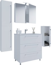 Weißes Badmöbel-Set mit Waschtischunterschrank mit drei Schubladen, Hochschrank, Spiegelschrank mit geöffneten Türen und LED-Aufsatzleuchte sowie Seitenschrank mit offener Tür, freigestellte Frontansicht in leichter Perspektive von vorn