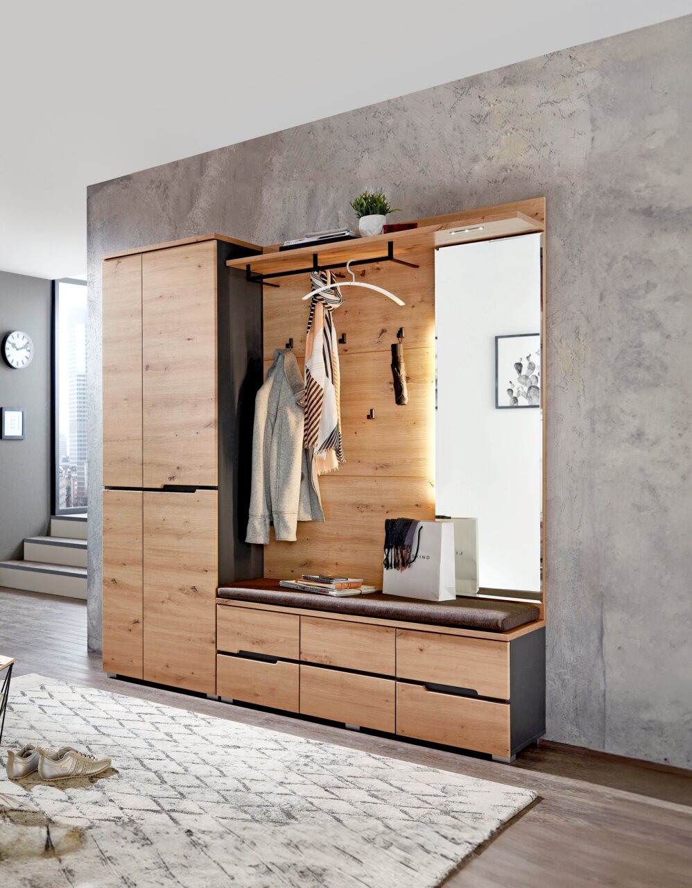 Moderne Garderobenkombination in Holzoptik mit Schrank, Sitzbank und Spiegel, seitliche Perspektive