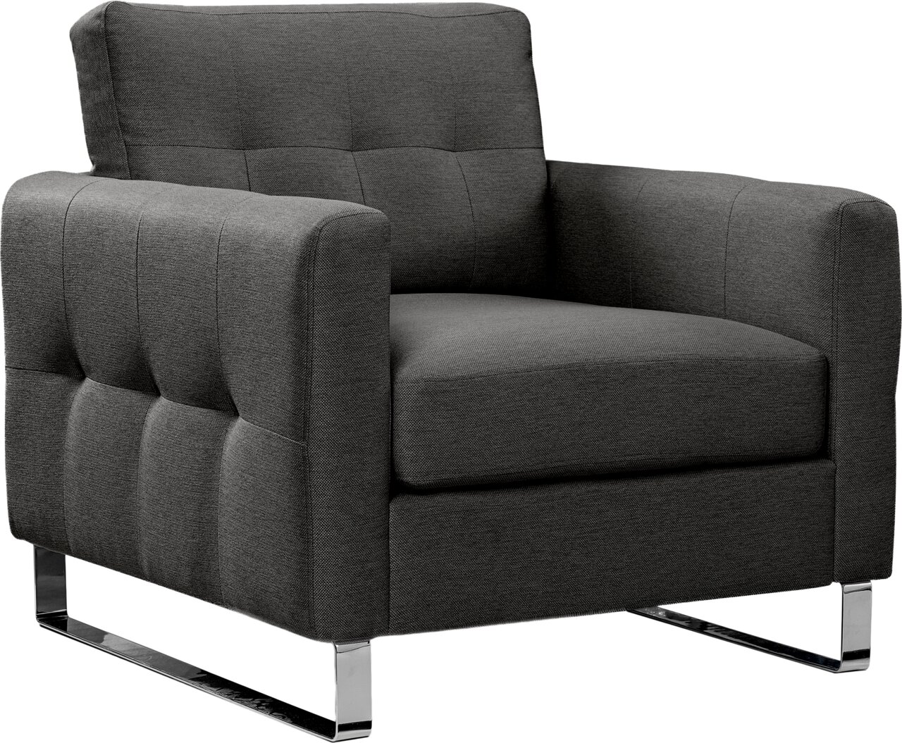 Dunkelgrauer, gepolsterter Stoff-Sessel mit breiten Armlehnen, Steppnähten und verchromten Kufenfüßen, freigestellt auf weißem Hintergrund, in schräger Vorderansicht von links