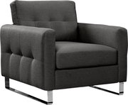 Dunkelgrauer, gepolsterter Stoff-Sessel mit breiten Armlehnen, Steppnähten und verchromten Kufenfüßen, freigestellt auf weißem Hintergrund, in schräger Vorderansicht von links