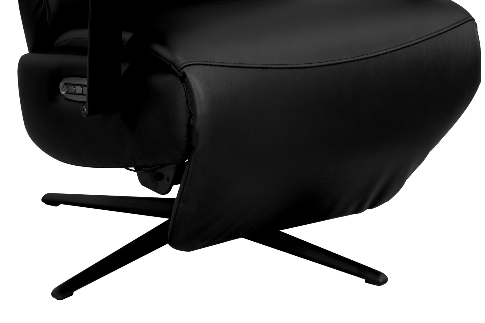 Close-up van een zwarte relaxfauteuil met een modern ontwerp en een draaivoet, gezien vanaf de zijkant