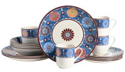 Bunt gemustertes Geschirrset aus Tellern, Schalen und Tassen in Blau, Rot und Weiß mit Ornamenten, in Frontansicht leicht schräg von vorn fotografiert.