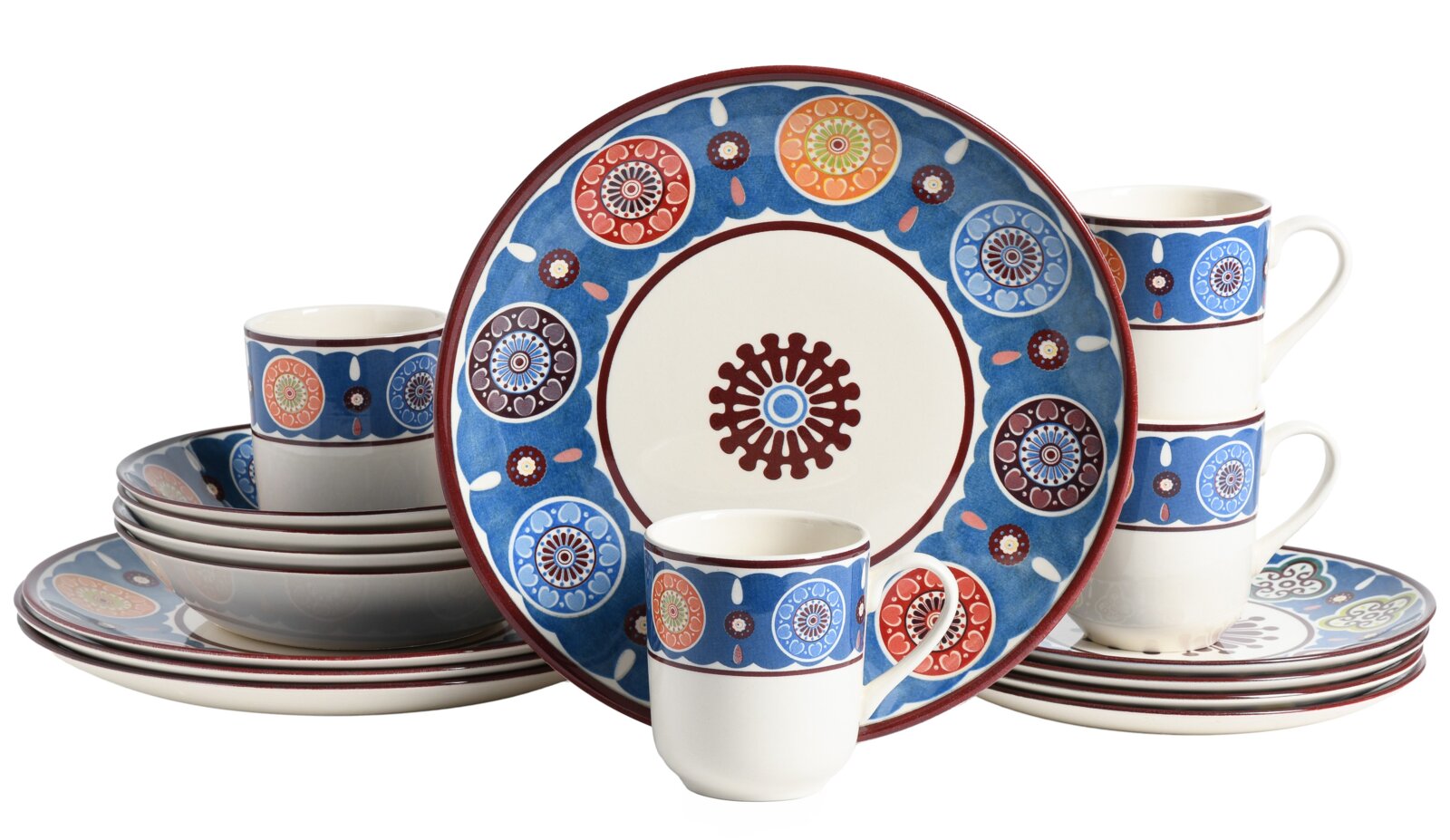 Bunt gemustertes Geschirrset aus Tellern, Schalen und Tassen in Blau, Rot und Weiß mit Ornamenten, in Frontansicht leicht schräg von vorn fotografiert.