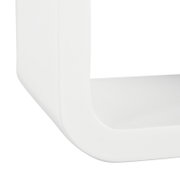 Close-up van een witte wandplank met afgeronde hoeken, gezien vanaf de zijkant