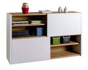 Modern dressoir in wit en houtkleurig design, versierd met boeken, dozen en vazen, gezien vanaf de zijkant.