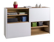 Modernes Sideboard mit weißem und holzfarbenem Design, dekoriert mit Büchern, Boxen und Vasen, seitliche Perspektive.