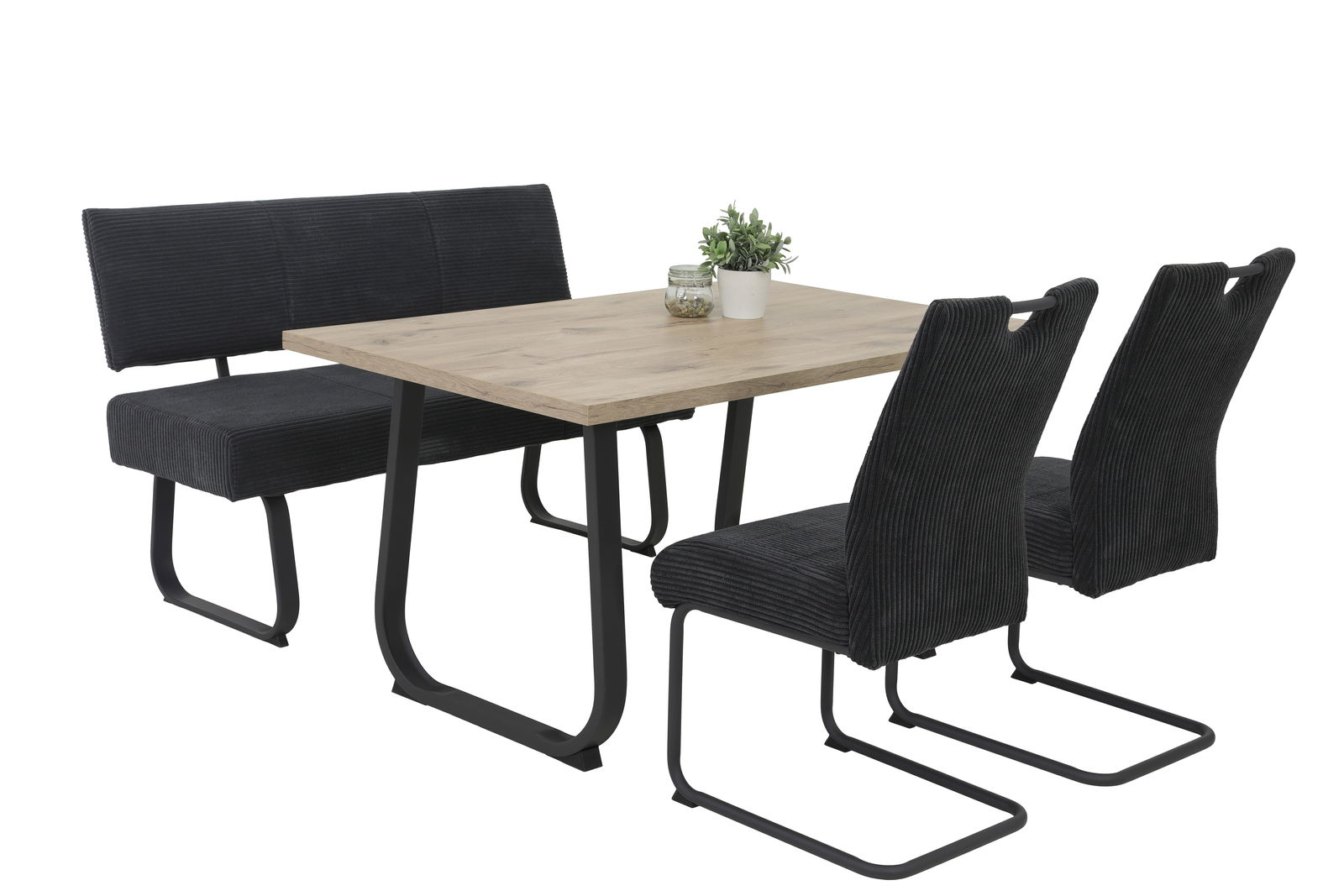 Moderner Esstisch mit Holzplatte und schwarzen Metallbeinen, flankiert von zwei schwarzen Stühlen und einer schwarzen Bank, seitliche Perspektive.