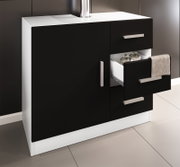 Modernes Badezimmer-Waschbecken-Unterschrank in Weiß mit schwarzen Fronten, Tür links und drei Schubladen rechts (eine geöffnet), Metallgriffen und Handtuch; Ansicht schräg von vorn rechts