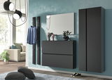 Moderner Eingangsbereich mit hängendem Schuhschrank, Garderobenpaneel und Spiegel in dunklem Design, seitliche Perspektive.