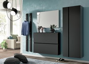 Moderner Eingangsbereich mit hängendem Schuhschrank, Garderobenpaneel und Spiegel in dunklem Design, seitliche Perspektive.