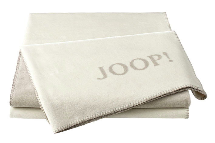 Beige Decke mit dem Schriftzug 'JOOP!' in einer gefalteten Perspektive.