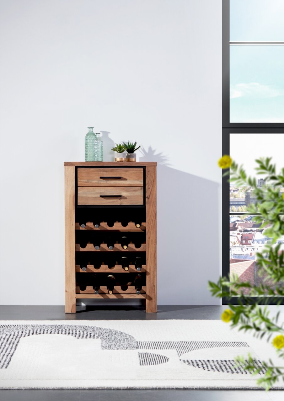 Weinregal aus Holz mit mehreren Ebenen zur Lagerung von Weinflaschen, frontal fotografiert. Auf der Oberseite stehen dekorative Glasflaschen und Pflanzen.