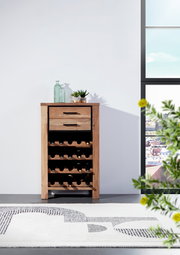 Weinregal aus Holz mit mehreren Ebenen zur Lagerung von Weinflaschen, frontal fotografiert. Auf der Oberseite stehen dekorative Glasflaschen und Pflanzen.