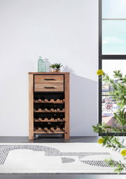 Weinregal aus Holz mit mehreren Ebenen zur Lagerung von Weinflaschen, frontal fotografiert. Auf der Oberseite stehen dekorative Glasflaschen und Pflanzen.