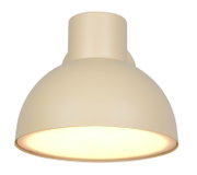 Beige buitenwandlamp in close-up, van onderaf gezien, met een rond, schaalvormig ontwerp en warm licht.