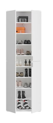 Weiße Garderobenkombination mit mehreren Regalböden, gefüllt mit verschiedenen Schuhen und Schuhkartons, frontal betrachtet.