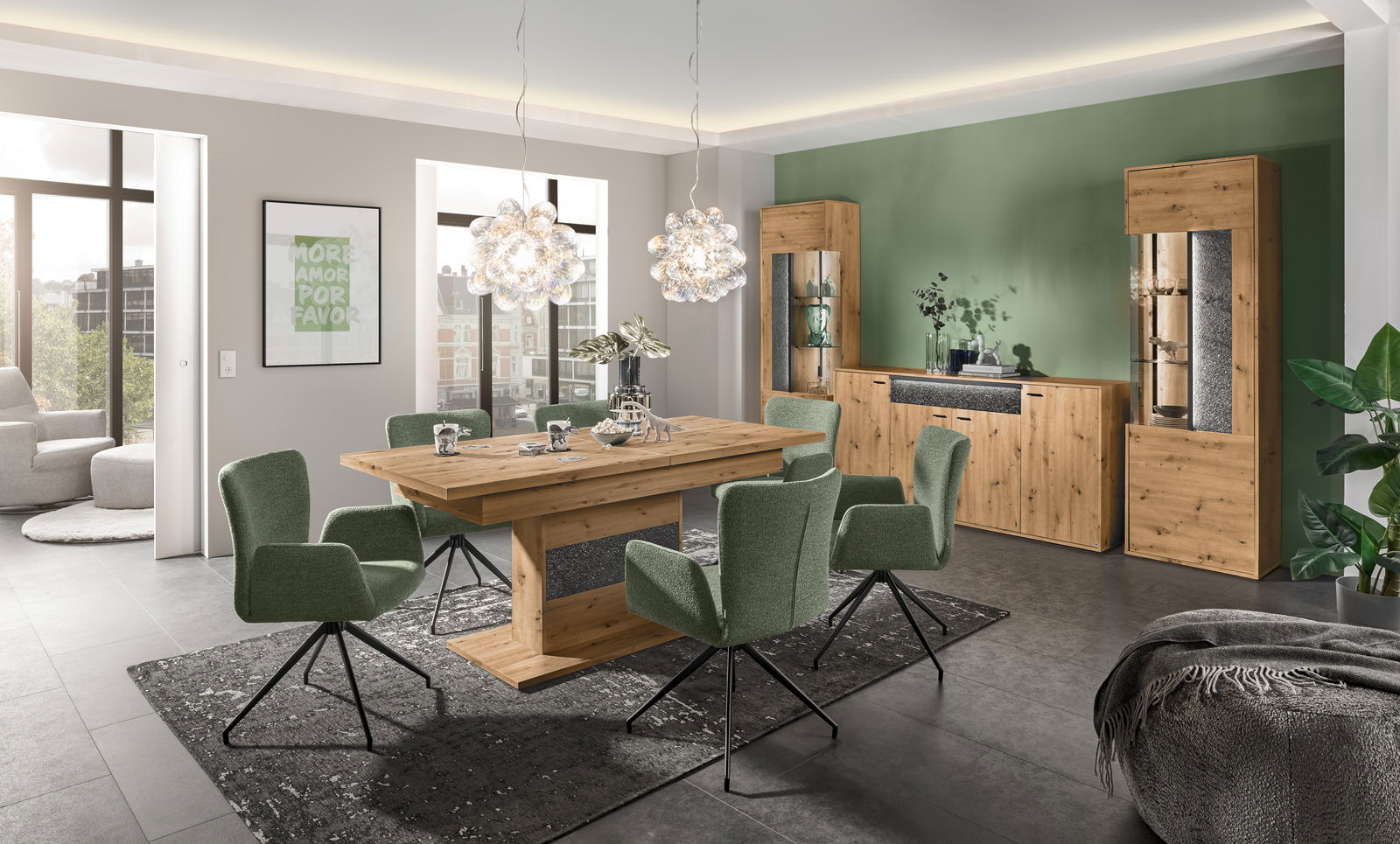 Moderner Funktions-Esstisch aus Holz in einem stilvollen Esszimmer mit grünen Stühlen und hängenden Lampen, seitliche Perspektive.