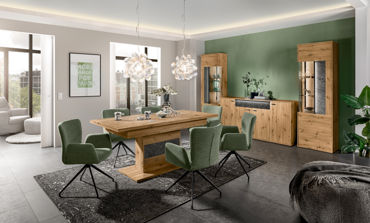 Moderner Funktions-Esstisch aus Holz in einem stilvollen Esszimmer mit grünen Stühlen und hängenden Lampen, seitliche Perspektive.