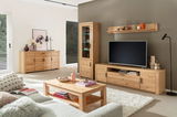 Modernes Wohnzimmer mit einem Sideboard aus Holz, frontal betrachtet, dekoriert mit Vasen und einem Bild.