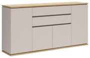 Moderne dressoir/sideboard in lichtbeige met houten bovenblad en plint, met twee deuren en twee laden, schuin van voren (3/4-perspectief) weergegeven op witte achtergrond