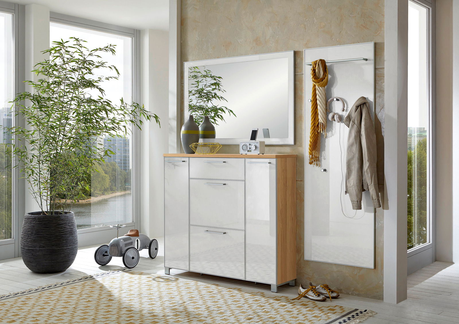 VOSS Garderoben-Set 3-tlg. SANTINA Modernes Garderoben-Set in heller Umgebung mit Spiegel, Schrank und Wandpaneel, seitliche Perspektive