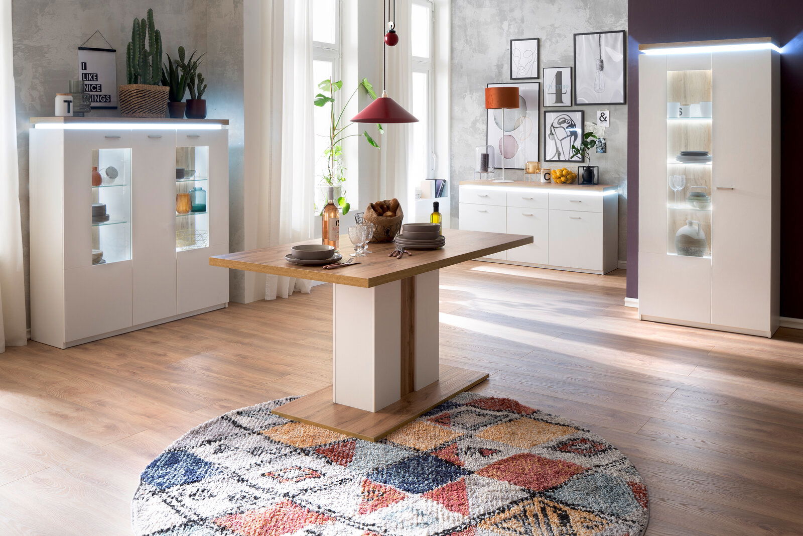 XORA Sideboard CALI Moderne Wohnzimmereinrichtung mit Esstisch, Vitrinen und Sideboard in heller, gemütlicher Atmosphäre, seitliche Perspektive.